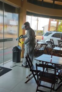 Aplicador realizando sanitização de ambientes.