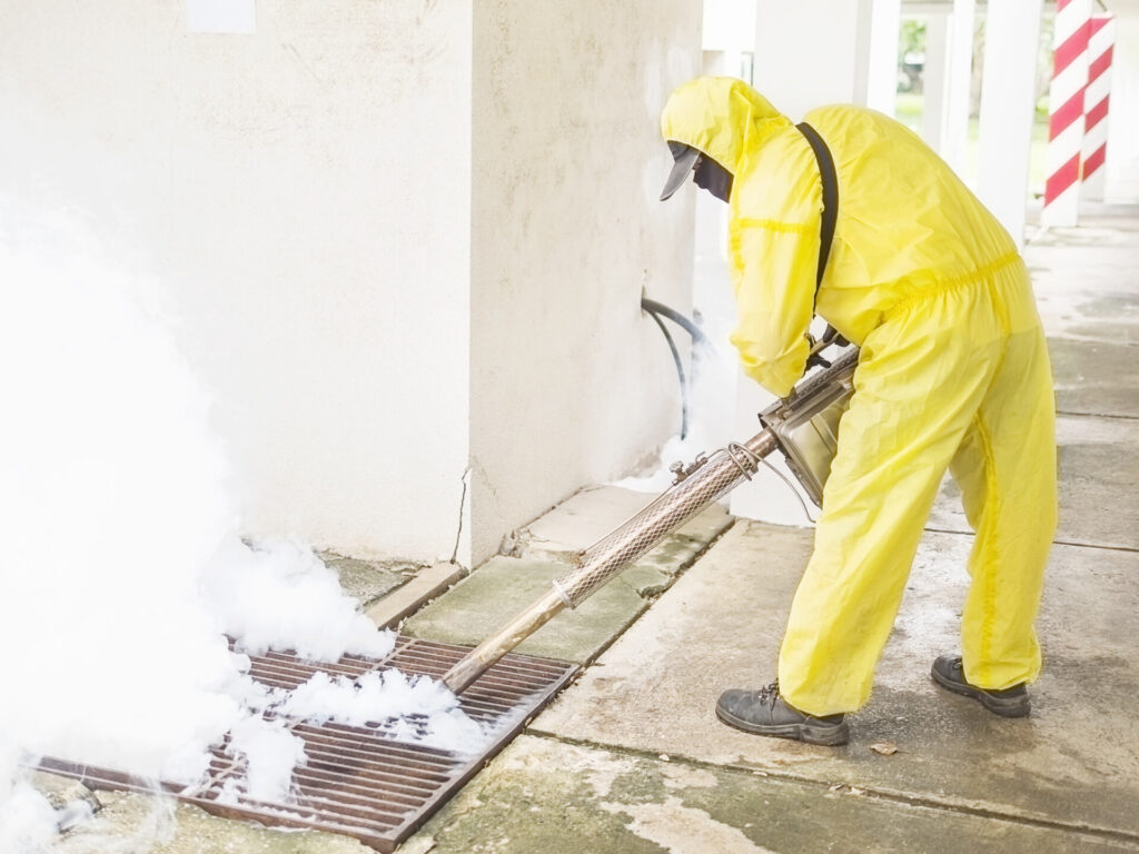 Aplicação de fumacê para eliminação de pragas urbanas.